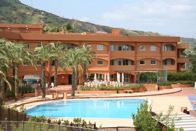 vakantie-naar-Altafiumara Resort Spa-mei 2024