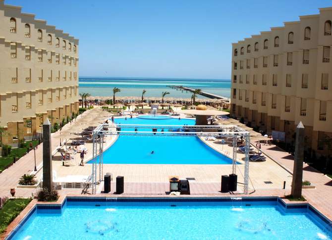 vakantie-naar-Amc Royal Hotel-mei 2025