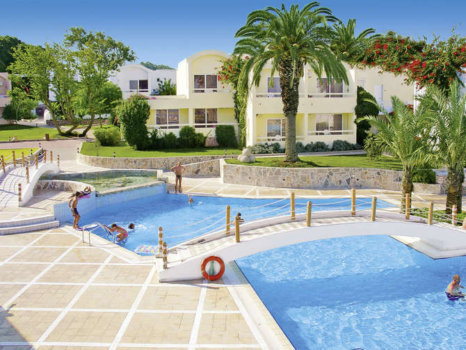 vakantie-naar-Avra Beach Resort-april 2024