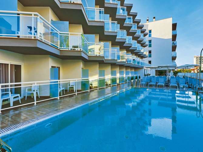 vakantie-naar-Bq Amfora Beach Hotel-april 2024