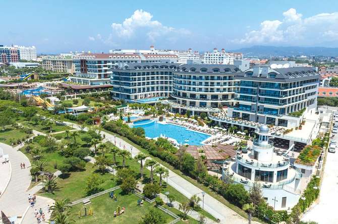 vakantie-naar-Commodore Elite Suites Spa-mei 2025