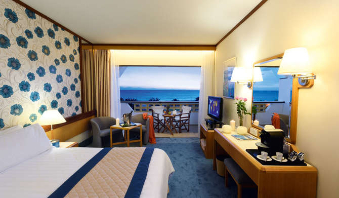 vakantie-naar-Constantinou Bros Athena Royal Beach Hotel-mei 2024