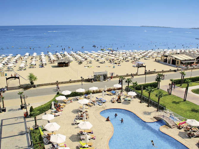 vakantie-naar-Evrika Beach Club Hotel-mei 2024