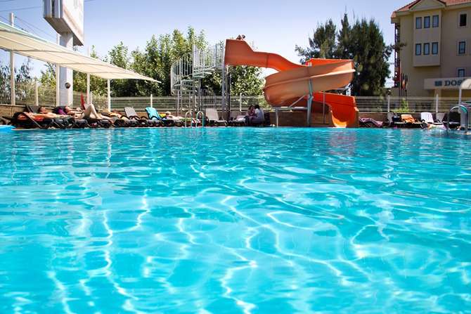 vakantie-naar-Holiday City Hotel-mei 2025