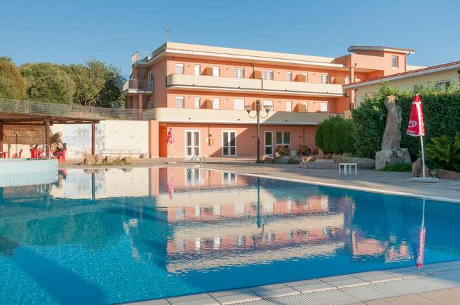 vakantie-naar-Lu Hotel Porto Pino-mei 2025
