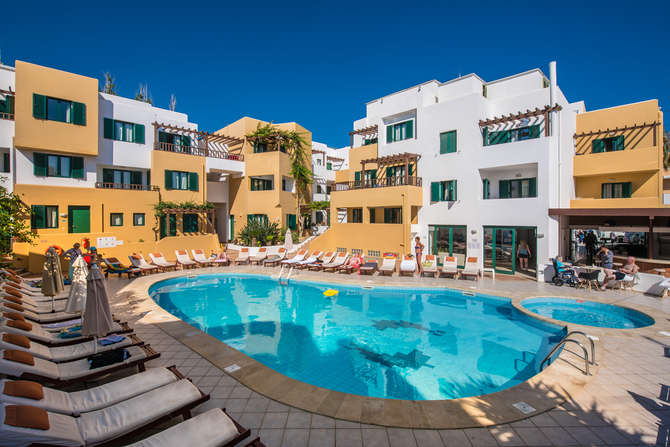 vakantie-naar-Porto Greco Village Beach Hotel-mei 2025
