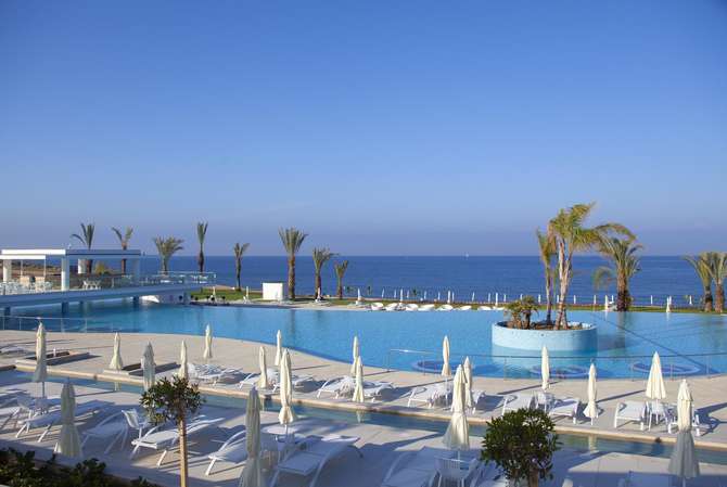 vakantie-naar-The King Evelthon Beach Hotel Resort-april 2024