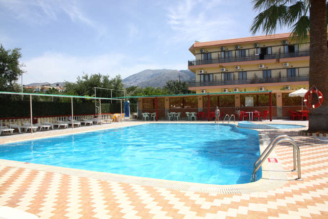 vakantie-naar-Triton Garden Hotel-mei 2025